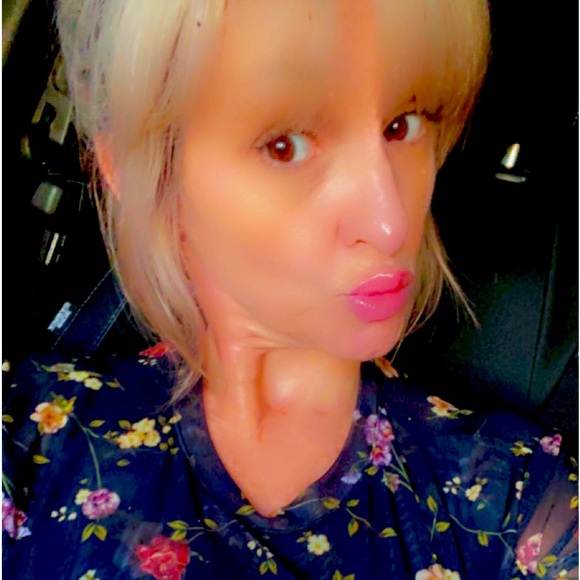 Meet your Posher, Lisa - Picture 1 of 2